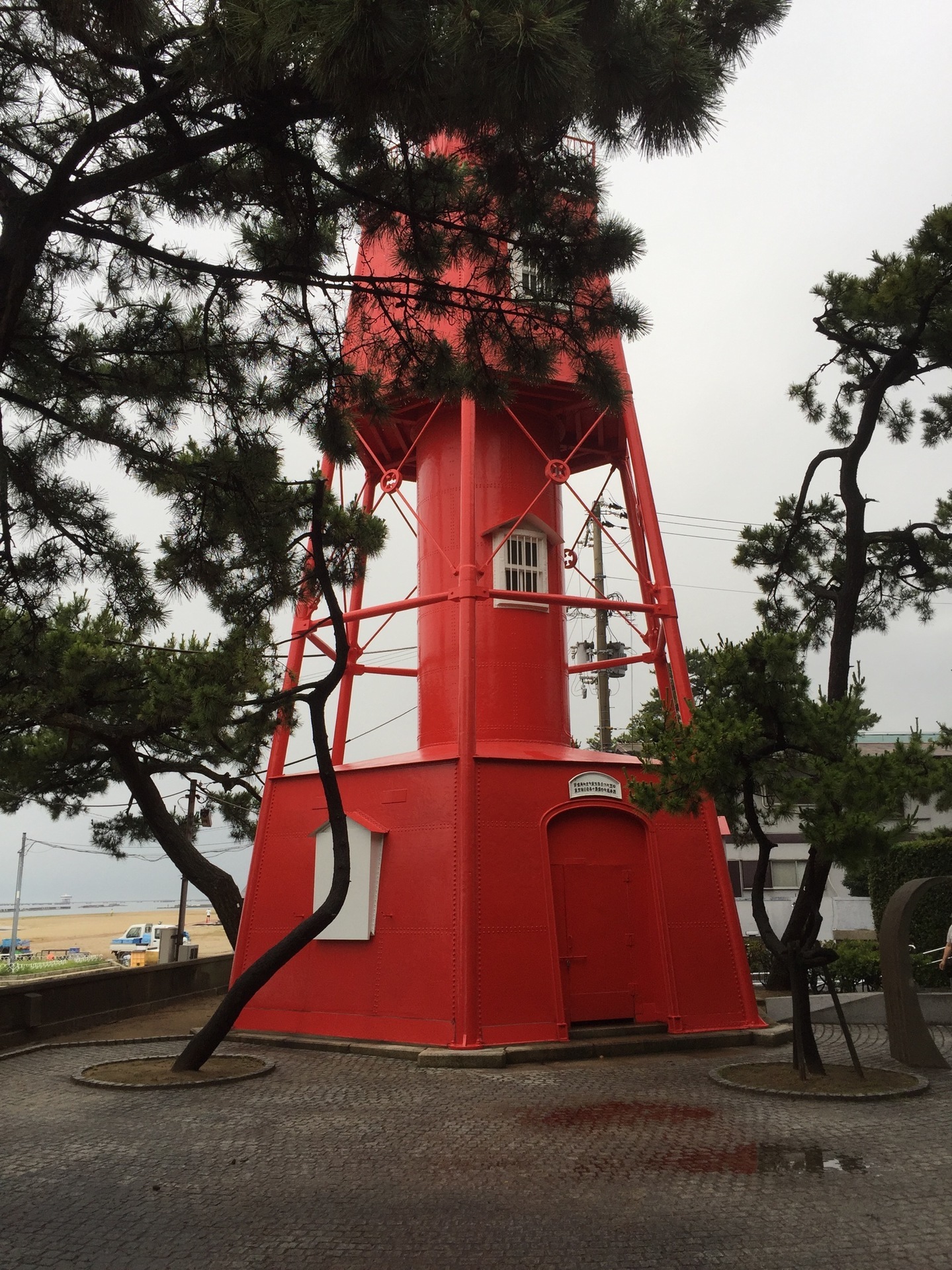 須磨海岸 シーパル須磨の南側 朱色の灯台 和田岬灯台がここに移築されて保存されています 神戸須磨の海苔専門河昌店主 藤井昌治のブログ